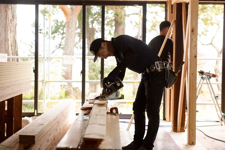 代表が仕上げ作業をしている